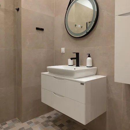 Shishman Center Apartment *