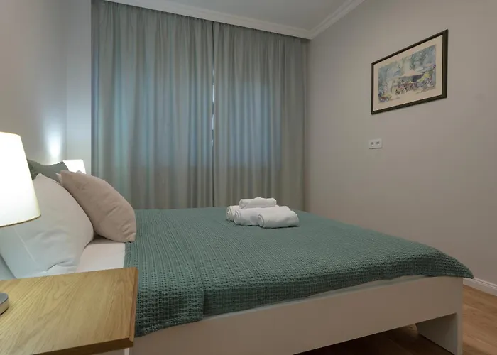 Shishman Center Apartment *